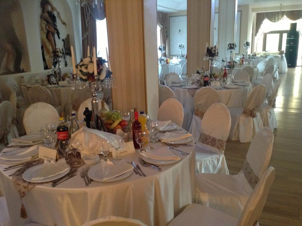 Hotel Royal Urziceni Extérieur photo
