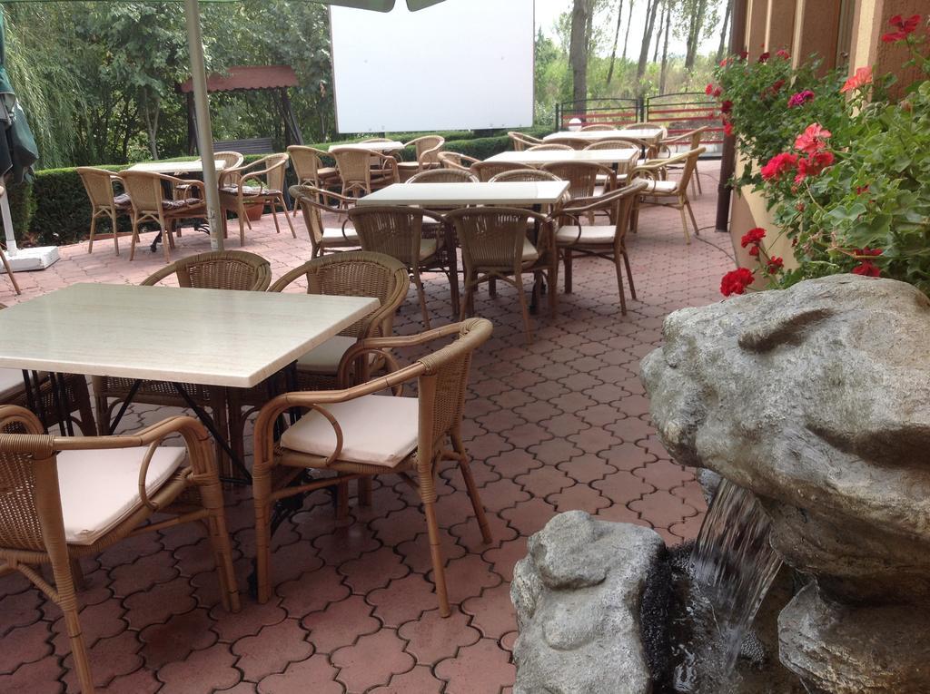Hotel Royal Urziceni Extérieur photo