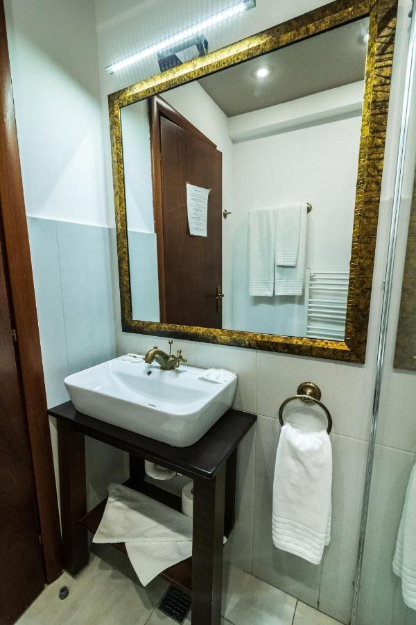 Hotel Royal Urziceni Extérieur photo