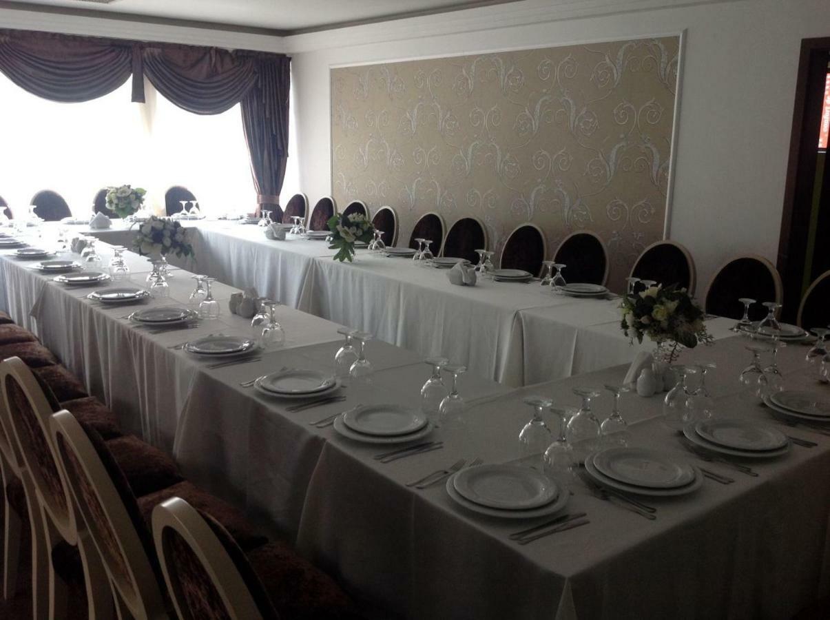 Hotel Royal Urziceni Extérieur photo